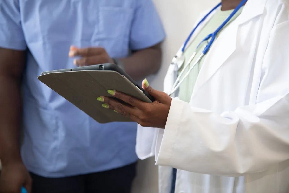 Doctor discussing AI-supported information with a patient on a tablet