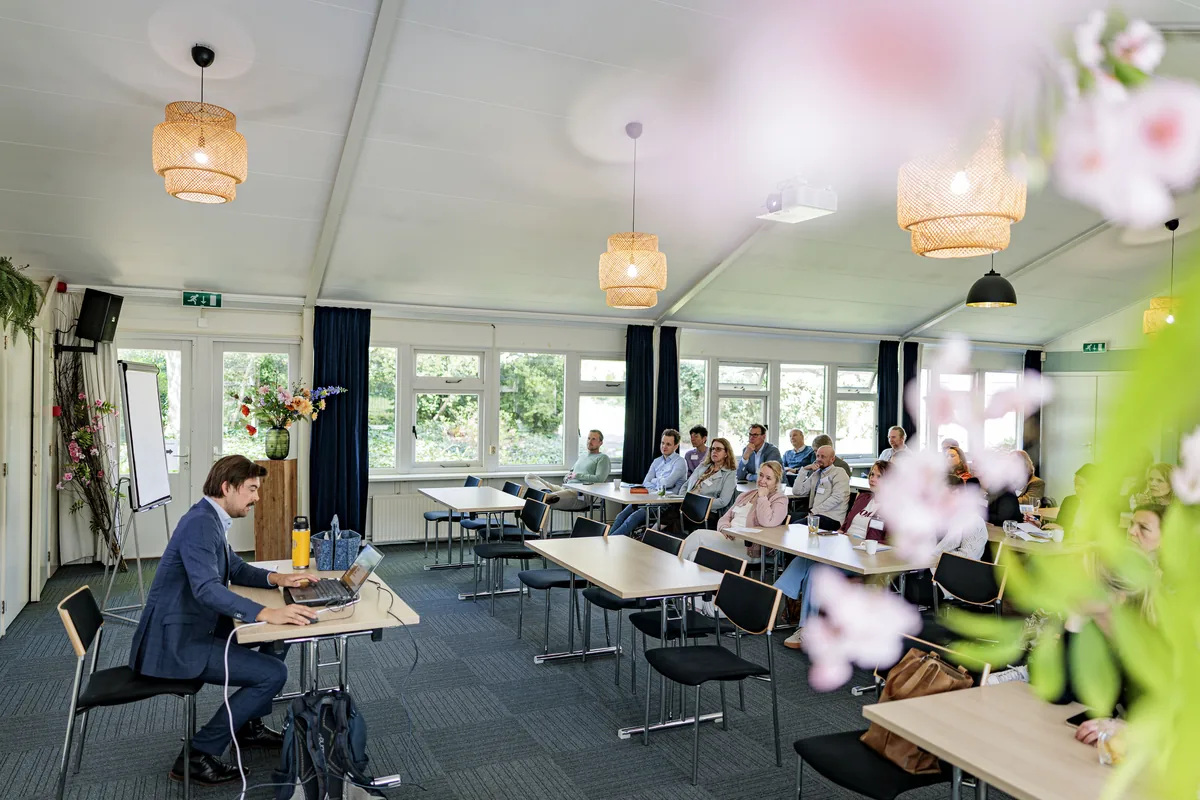 Trainer working with participants on AI applications during a session for crisis organisations