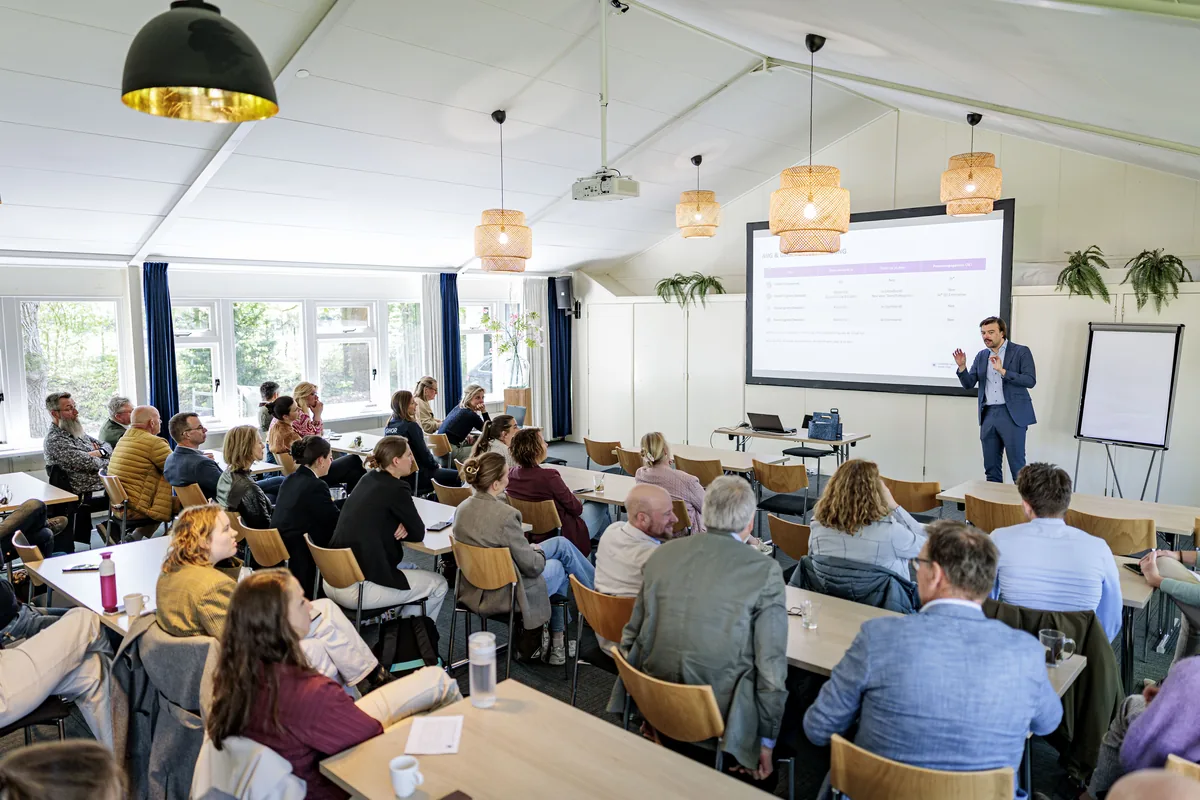 Trainer presenting AI applications for crisis organisations to a full room